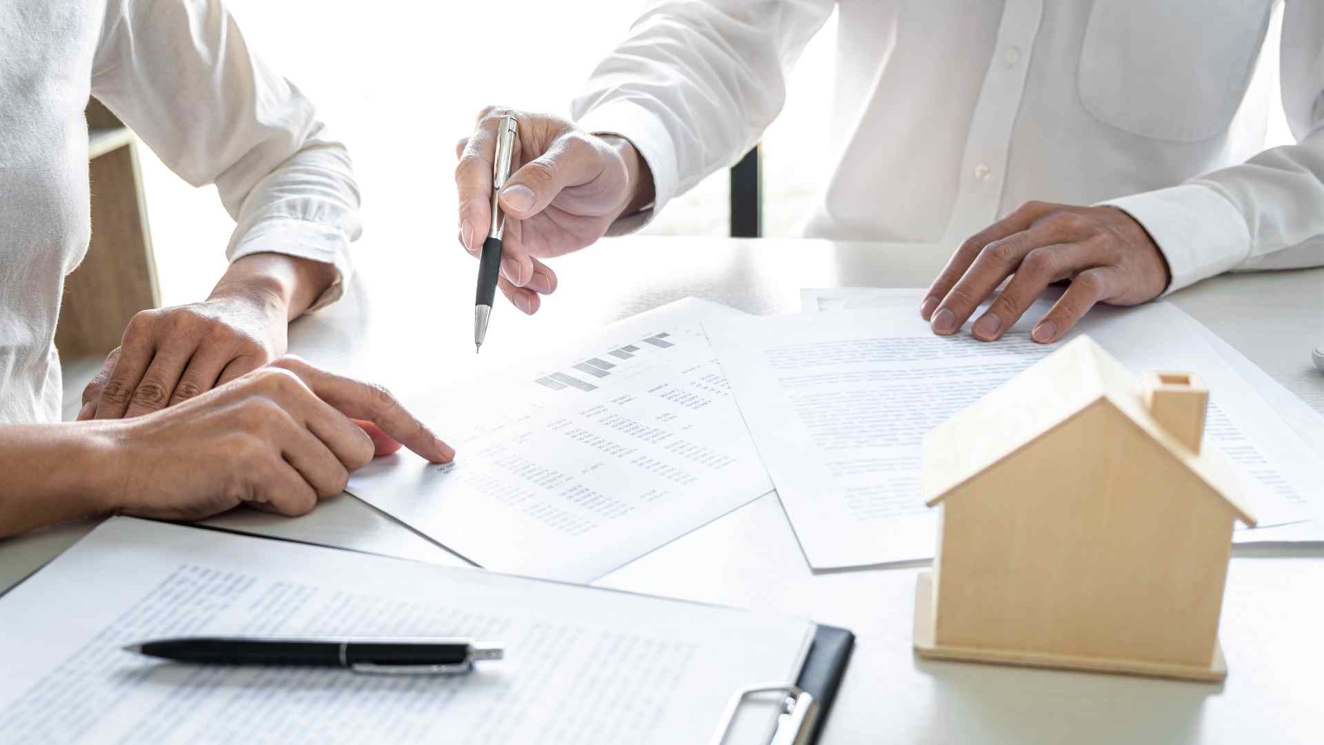 Due persone stipulano un contratto immobiliare