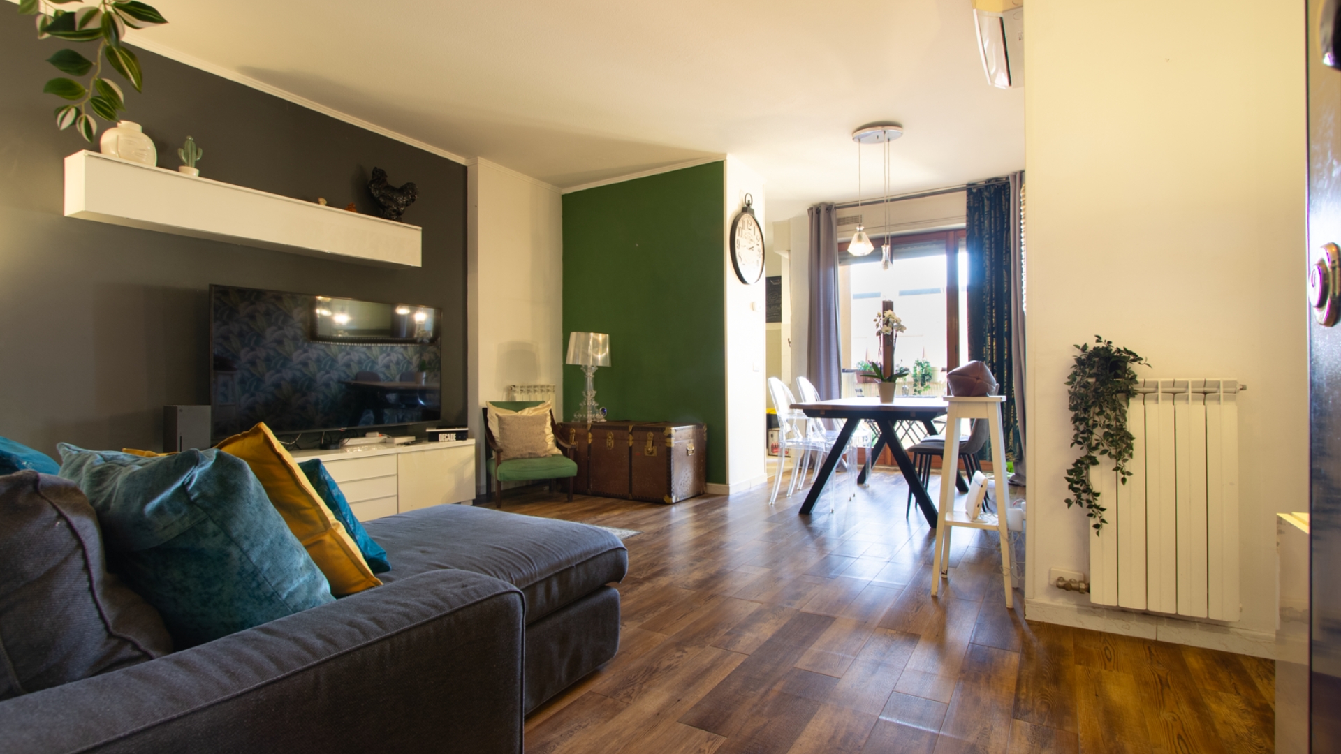 Living room con divano e tavolo con sedie