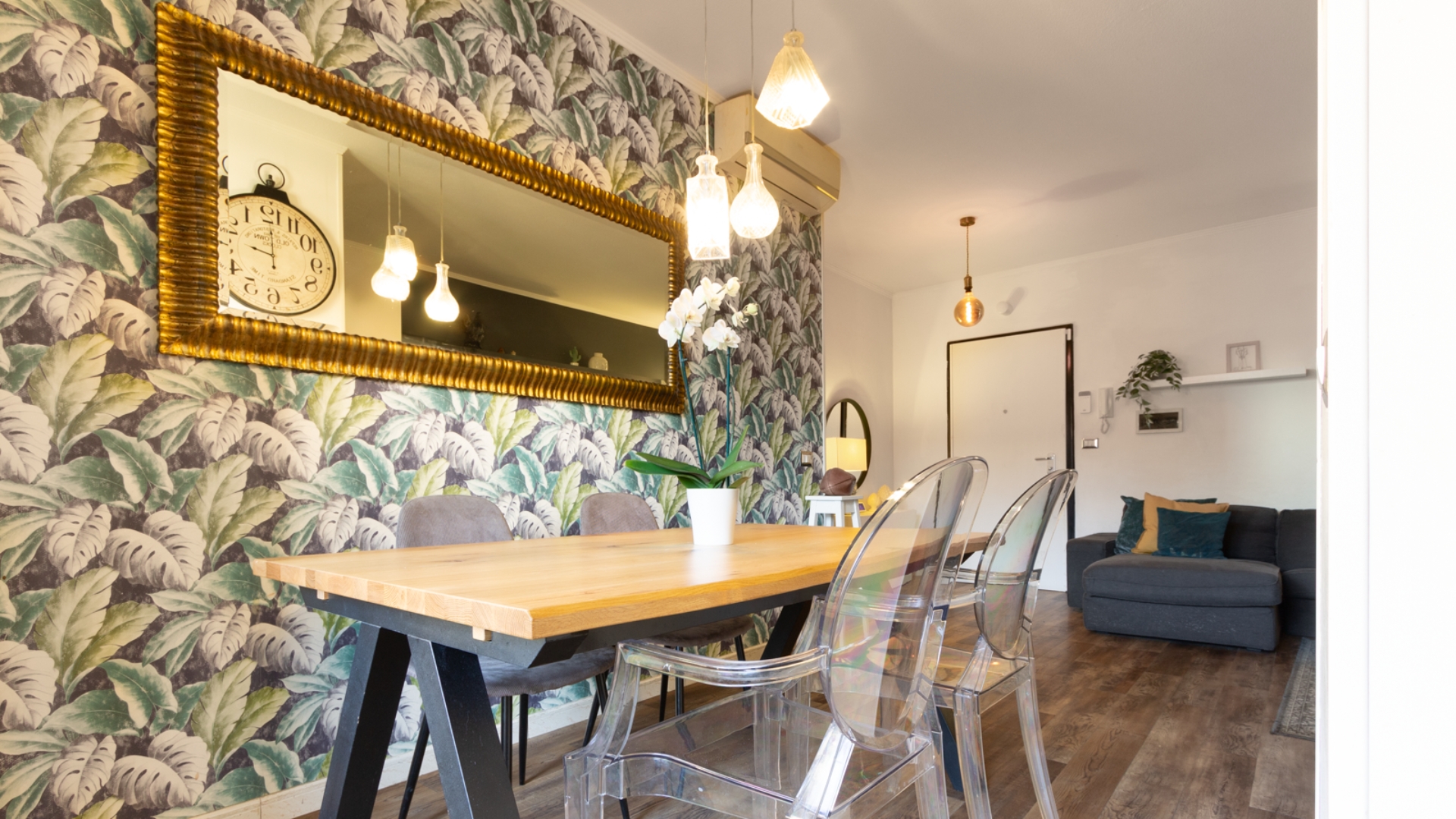 Sala da pranzo con specchio di design